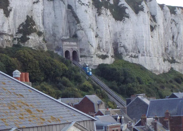 Le Tréport vue sur mer et sur l entrée du port