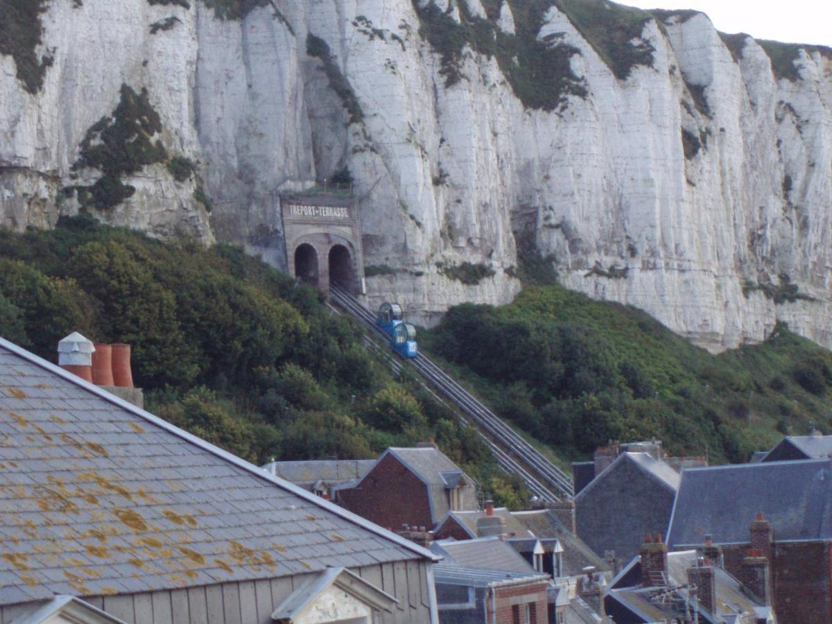 Vue Sur Et Sur L Entree Du Port