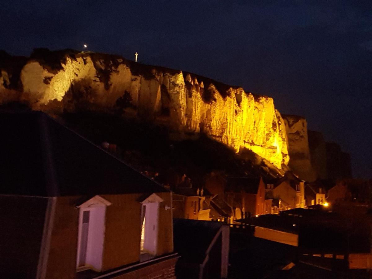 Vue Sur Et Sur L Entrée Du Port *