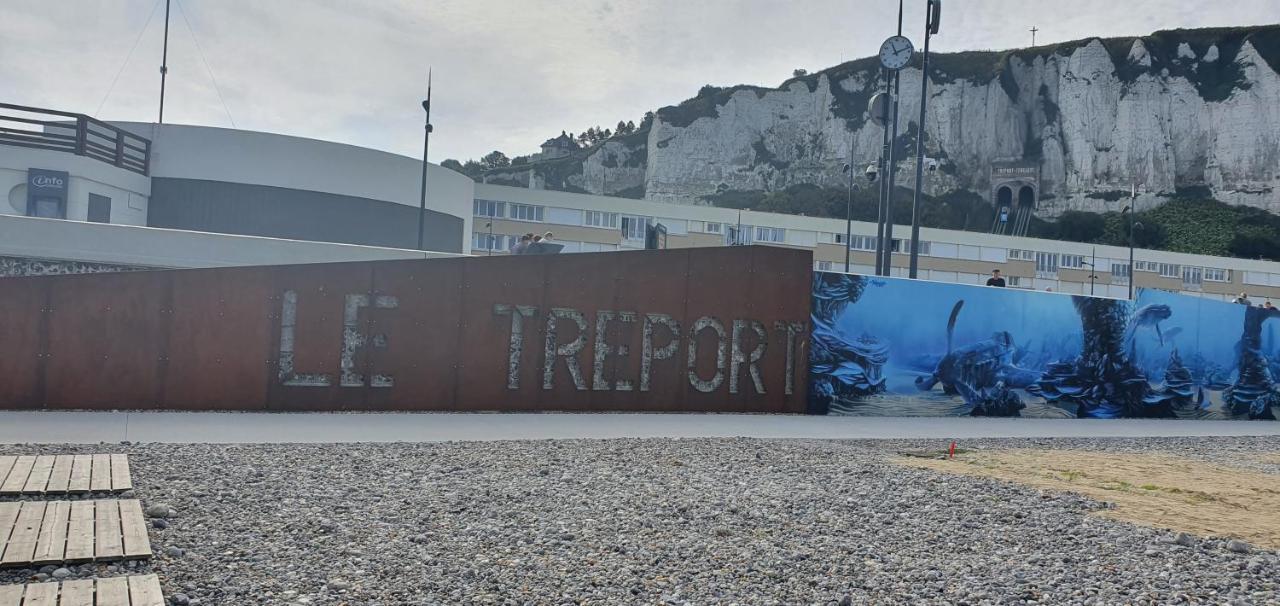 Vue Sur Et Sur L Entree Du Port